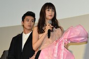 左から真剣佑、山本美月。
