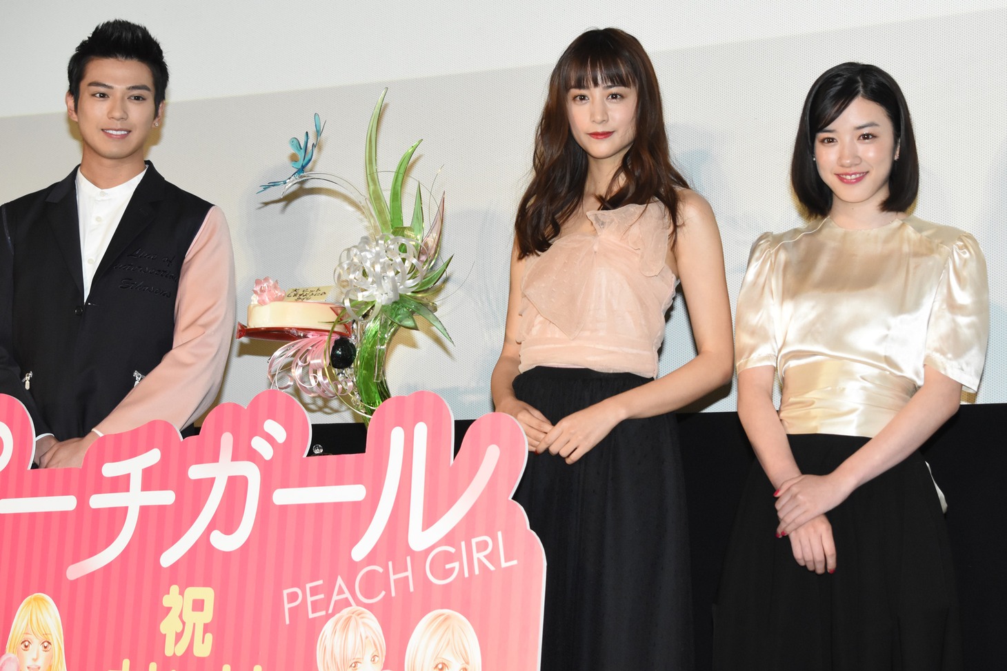 「ピーチガール」初日舞台挨拶の様子。左から真剣佑、山本美月、永野芽郁。
