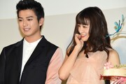 左から真剣佑、山本美月。