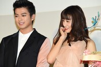 左から真剣佑、山本美月。