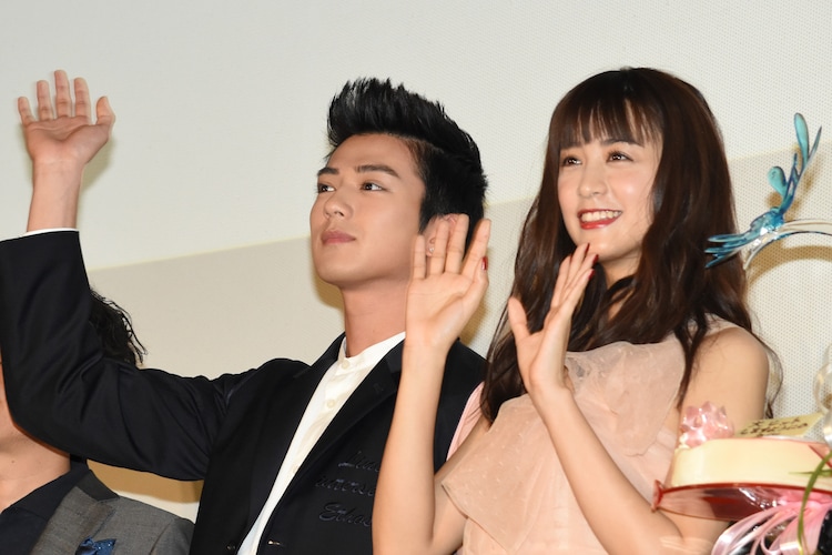 左から真剣佑 山本美月 山本美月は最後までとーじ派 ピーチガール 初日舞台挨拶で伊野尾ガッカリ 画像ギャラリー 6 15 コミックナタリー 左から真剣佑 山本美月 山本美月は最後までとーじ派 ピーチガール 初日舞台挨拶で伊野尾ガッカリ 画像ギャラリー 6 15 コミックナタリー