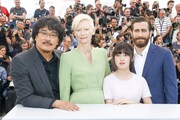 第70回カンヌ国際映画祭にて。左からポン・ジュノ、ティルダ・スウィントン、アン・ソヒョン、ジェイク・ギレンホール。（写真提供：Philippe Farjon / VISUAL Press Agency / ゼータ イメージ）
