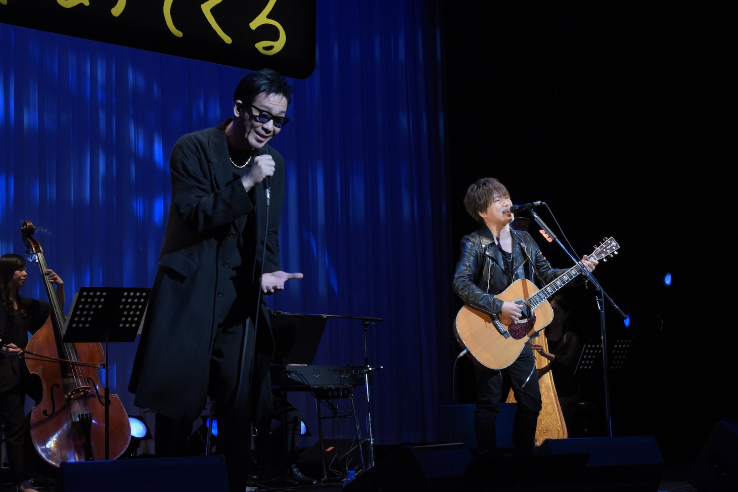 コブクロのライブの様子。