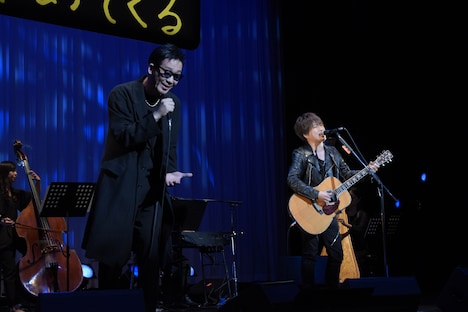 コブクロのライブの様子。