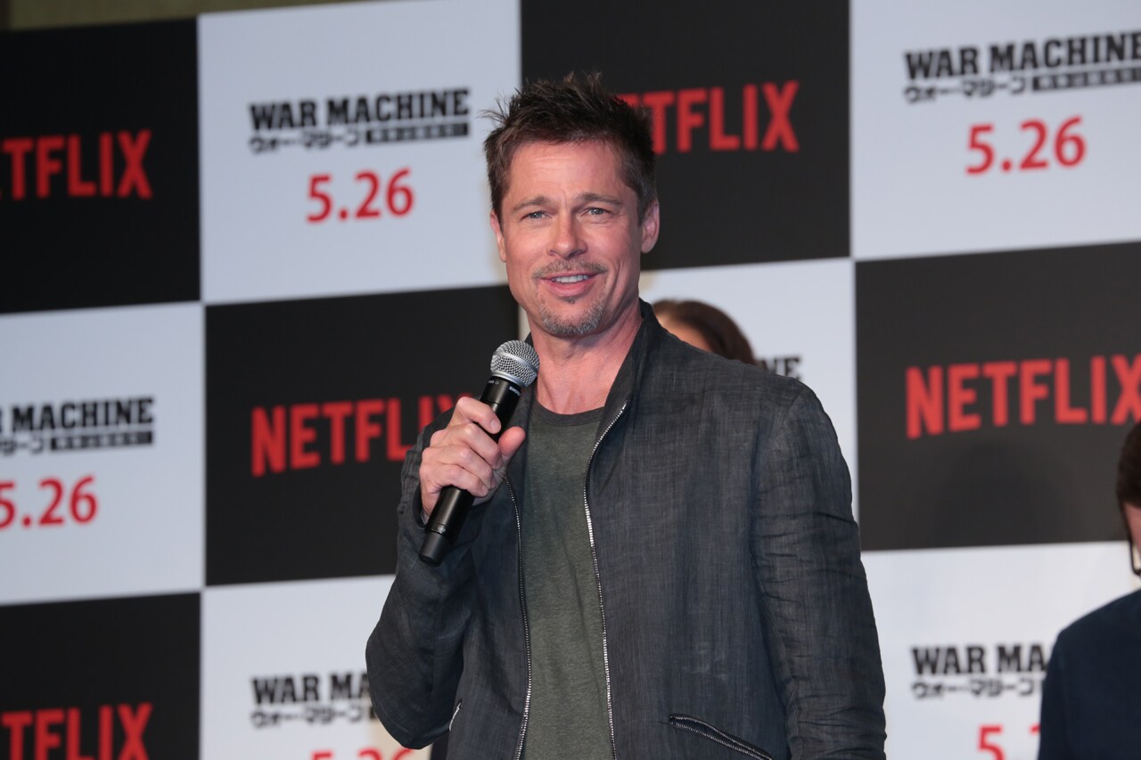 ブラッド・ピット来日、Netflix「ウォー・マシーン」会見で「1曲歌おうか」