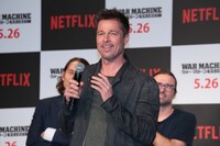 「1曲歌おうか」とおどけるブラッド・ピット。