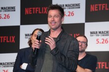 「1曲歌おうか」とおどけるブラッド・ピット。