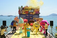 第70回カンヌ国際映画祭のプレマーケットにて行われた「The Emoji Movie（原題）」のフォトコールの様子。中央がT.J.ミラー。（写真提供：Boyer-Genin-Marechal / ABACA / Newscom / ゼータ イメージ）