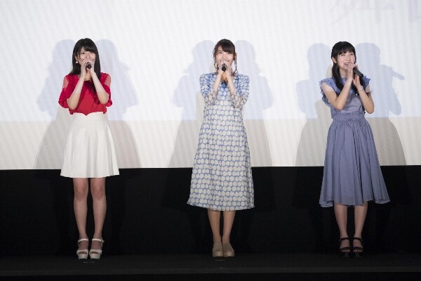 左から金子有希、早見沙織、石川由依。