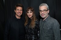 左からトム・クルーズ、ソフィア・ブテラ、アレックス・カーツマン。