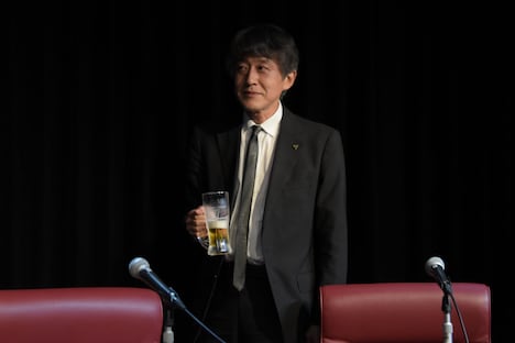 ビールジョッキ片手に登場し、観客を沸かせた白倉伸一郎。