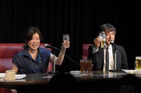 観客と乾杯する場面。左から小林靖子、白倉伸一郎。