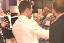 ファンにサインをするブラッド・ピット。