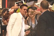 ファンと写真撮影をするブラッド・ピット。