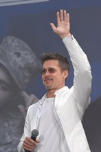 スモークが焚かれる中、颯爽と登場したブラッド・ピット。