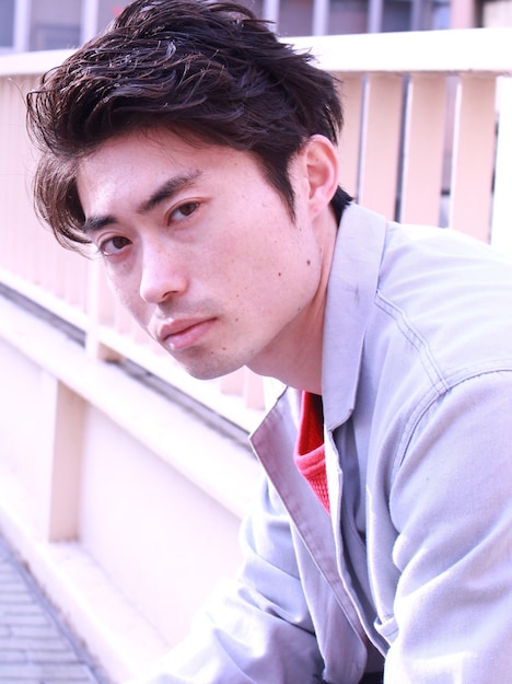 「過ぎて行け、延滞10代」でベースの男を演じる細川佳央。