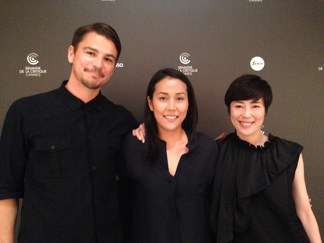 左からジョシュ・ハートネット、平柳敦子、寺島しのぶ。
