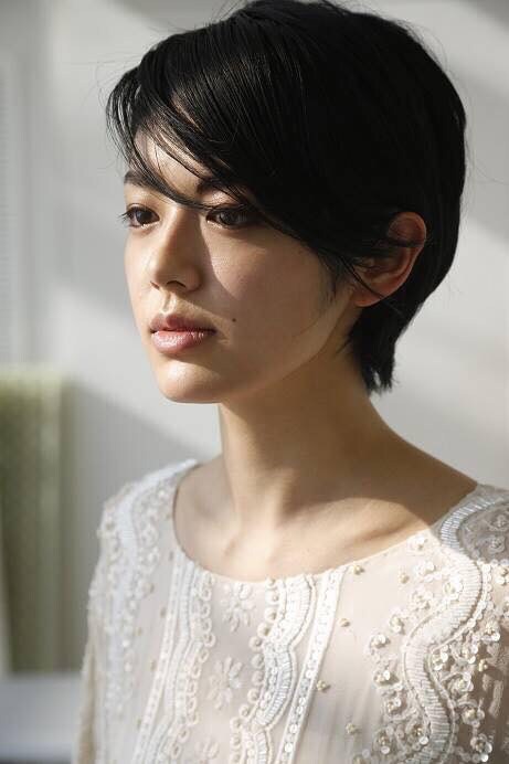 「過ぎて行け、延滞10代」で高校の社会科教師・香織を演じる手塚真生。