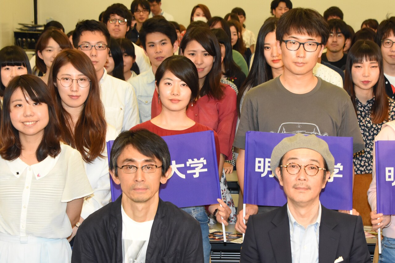 「美しい星」明治大学特別授業の様子。前列左から吉田大八、リリー・フランキー。