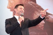 客席にウルヴァリン後継者を見つけたヒュー・ジャックマン。