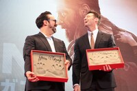 手形を見せるジェームズ・マンゴールド（左）、ヒュー・ジャックマン（右）。