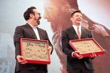 手形を見せるジェームズ・マンゴールド（左）、ヒュー・ジャックマン（右）。