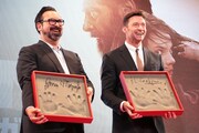 手形を見せるジェームズ・マンゴールド（左）、ヒュー・ジャックマン（右）。