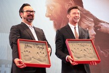 手形を見せるジェームズ・マンゴールド（左）、ヒュー・ジャックマン（右）。