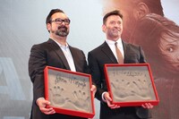 手形を見せるジェームズ・マンゴールド（左）、ヒュー・ジャックマン（右）。