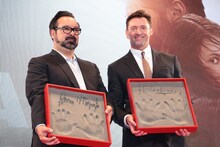 手形を見せるジェームズ・マンゴールド（左）、ヒュー・ジャックマン（右）。