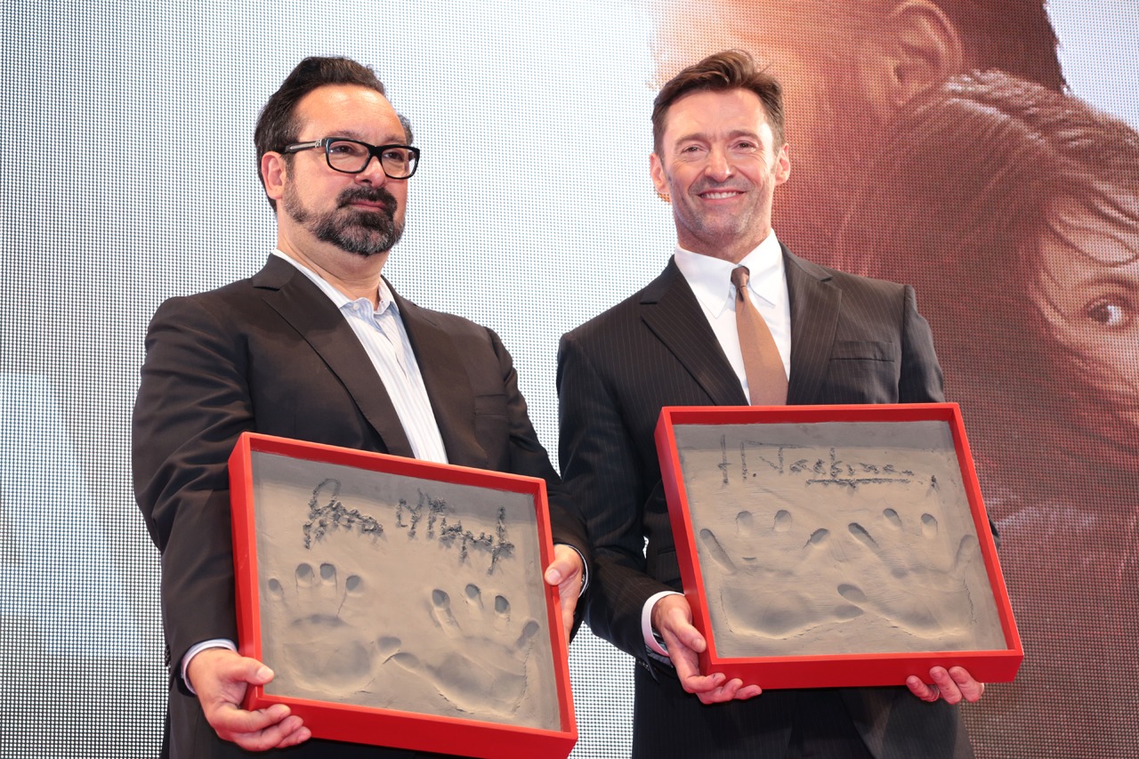 手形を見せるジェームズ・マンゴールド（左）、ヒュー・ジャックマン（右）。