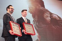 手形を見せるジェームズ・マンゴールド（左）、ヒュー・ジャックマン（右）。