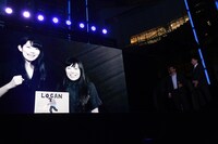 ファンからのメッセージ映像に見入るジェームズ・マンゴールドとヒュー・ジャックマン。