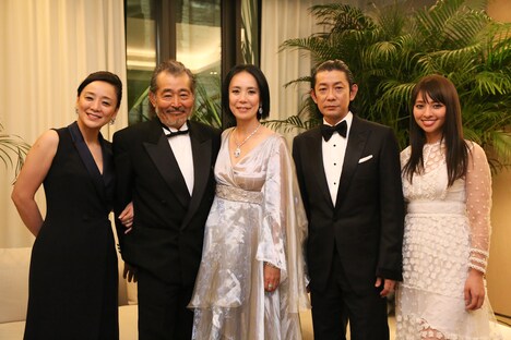 第70回カンヌ国際映画祭にて、「光」公式上映後の様子。左から神野三鈴、藤竜也、河瀬直美、永瀬正敏、水崎綾女。