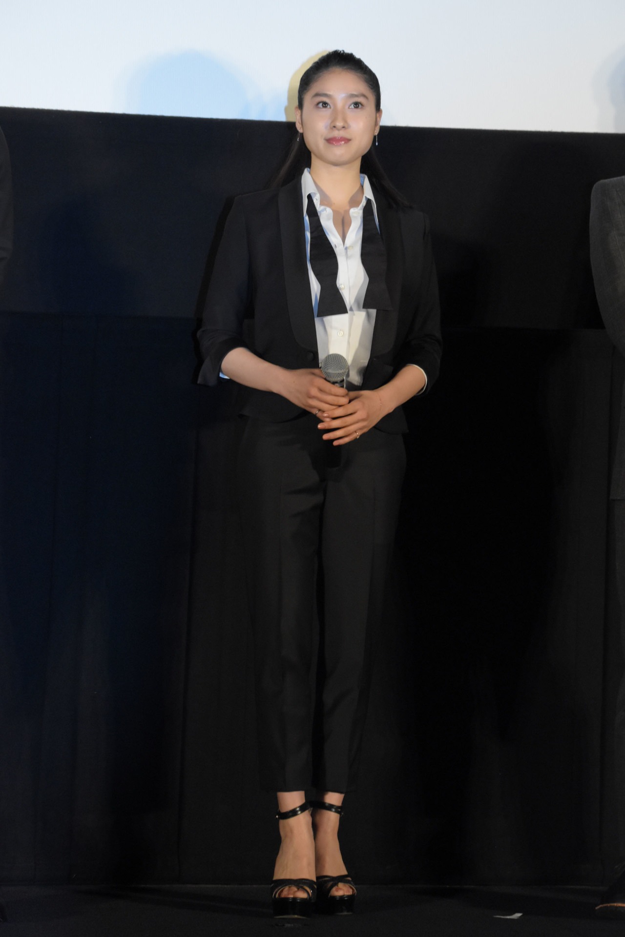 タキシード姿で登場した土屋太鳳。