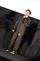 草履を履いていることをツッコまれた草川拓弥。