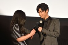 胸キュンセリフを披露する千葉雄大（右）。