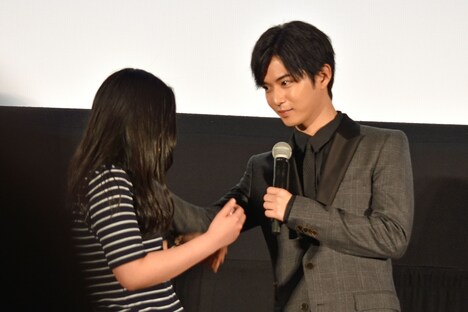 胸キュンセリフを披露する千葉雄大(右)。