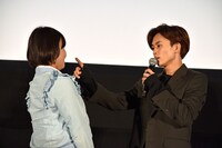 胸キュンセリフを披露する草川拓弥（右）。