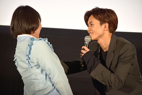 胸キュンセリフを披露する草川拓弥(右)。