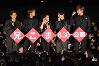 “兄こまポーズ”を相談するキャストたち。