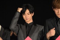 “兄こまポーズ”をする千葉雄大。