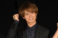 “兄こまポーズ”をする片寄涼太。