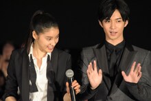 左から土屋太鳳、千葉雄大。