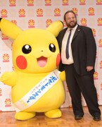 左からピカチュウ、トマ・シルデ。