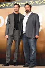 左からヒュー・ジャックマン、ジェームズ・マンゴールド。