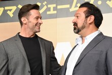 左からヒュー・ジャックマン、ジェームズ・マンゴールド。