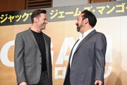 左からヒュー・ジャックマン、ジェームズ・マンゴールド。
