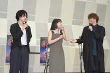 緊張している菅田将暉（左）、広瀬すず（中央）を励ます宮野真守（右）。