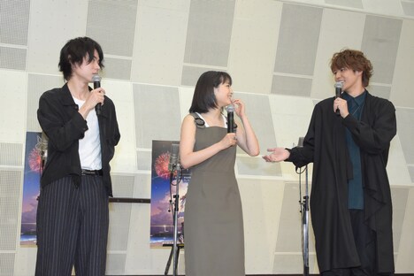 緊張している菅田将暉（左）、広瀬すず（中央）を励ます宮野真守（右）。